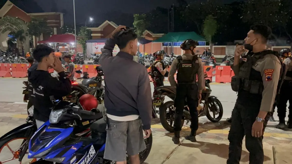 Polisi gelar razia knalpot brong di kawasan Joglo, Solo. (A Christian/Radar Solo)