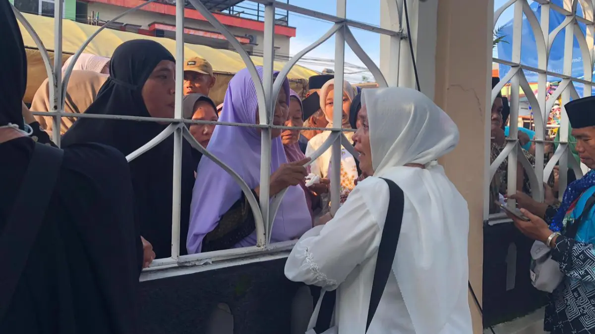 Tradisi mengantar calon haji ini menjadi momen penting bagi masyarakat di Asrama Haji Donohudan. (Radar Solo/Abdul Khofid)