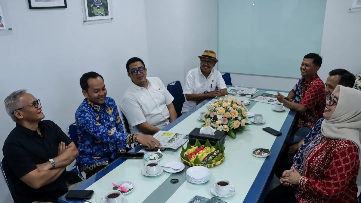 Wakil Ketua Komisi II DPR RI Aria Bima, Wali Kota Solo Respati Ardi, Rekor ISI Solo Bondet Wrahatnala, Warek III ISI hadir di perayaan HUT ke-26 Radar Solo, Senin (27/4/2026). (M Ihsan/Radar Solo) 