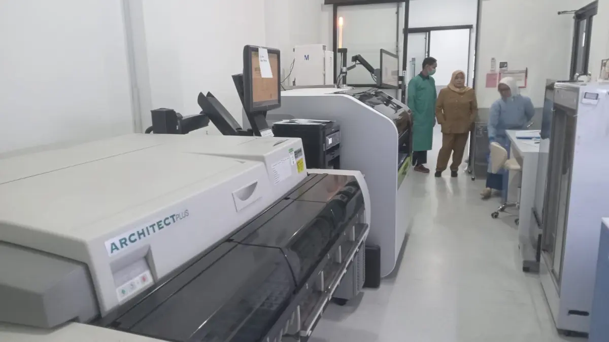 Alat uji saring Infeksi Menular Lewat Transfusi Darah (IMLTD), menggunakan metode Chemiluminescence Immunoassay (CLIA) Alinity di PMI Sukoharjo. 