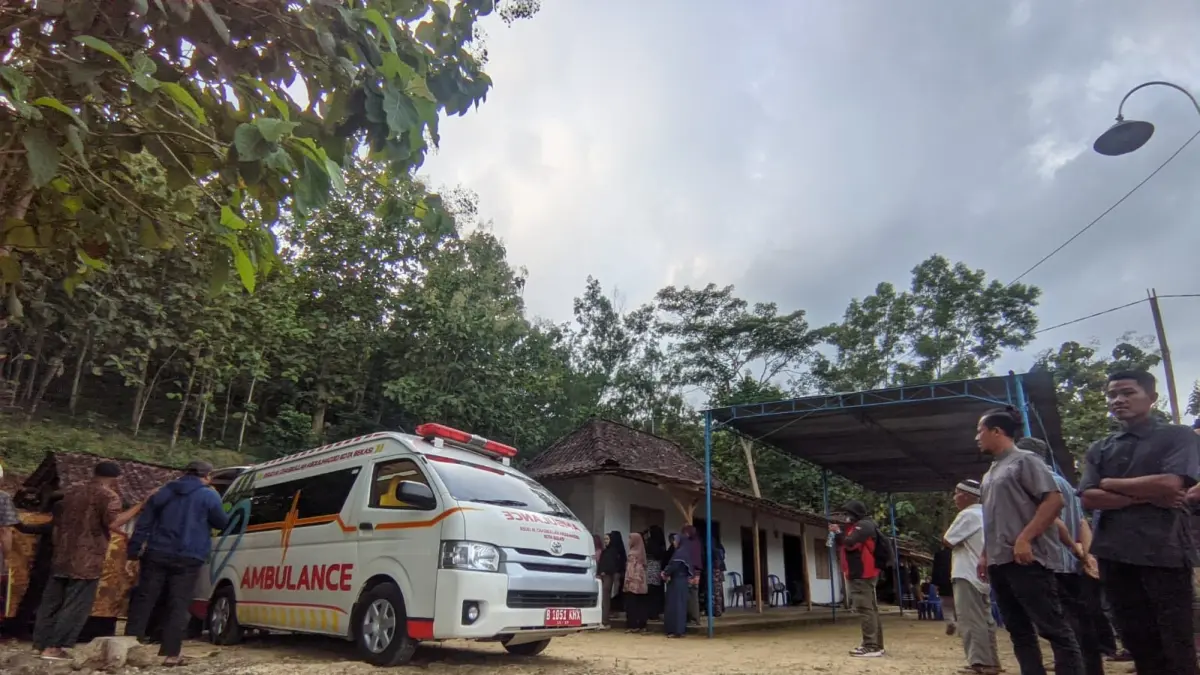 Ambulans yang membawa jenazah Ristuti tiba di rumah duka, Dusun Pucanganom, Desa Bero, Kecamatan Manyaran, Wonogiri, Selasa (28/4/2026). (IWAN ADI/RADAR SOLO)