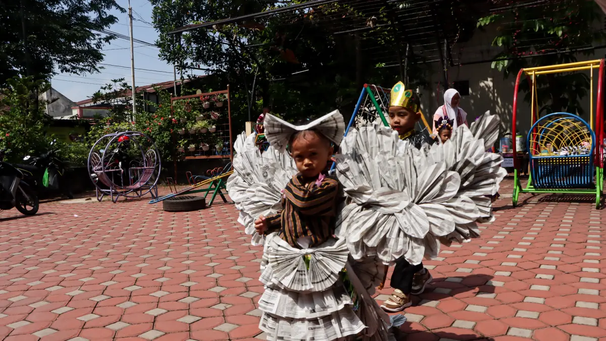 Anak-anak mengikuti fashion show dengan busana dari daur ulang sampah plastik, dalam acara Festival TK-PAUD Joyosuran, Pasar Kliwon, Solo, Selasa (28/4). (M IHSAN/RADAR SOLO)

