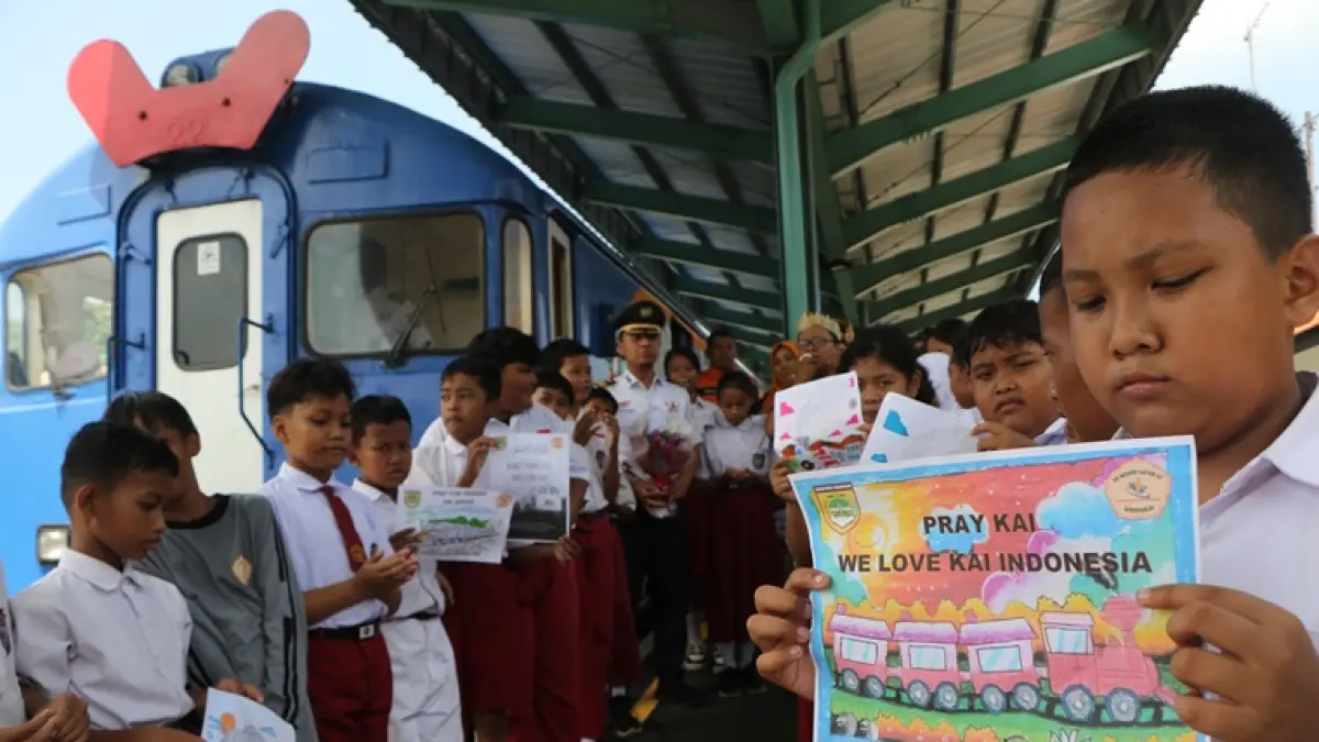Belasan siswa SDN Gayam 5 Sukoharjo datangi Stasiun Sukoharjo, Rabu pagi (28/4), membawa poster sembari mendoakan para korban kecelakaan KA Agro Bromo dan KRL di Bekasi Timur. (Arief Budiman/Radar Solo) 