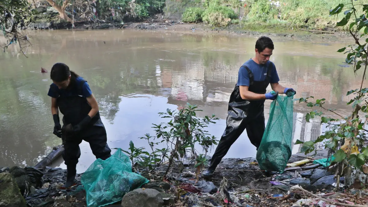 BUKTI NYATA: Founder dan anggota Sungai Watch melakukan aksi bersih-bersih sampah di bantaran Kali Anyar, Selasa (28/4/2026). (ARIEF BUDIMAN/RADAR SOLO)