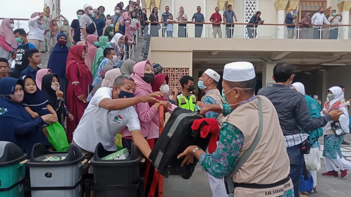 Calon jamaah haji asal Karanganyar bersiap berangkat ke Tanah Suci. (Rudi Hartono/Radar Solo) 