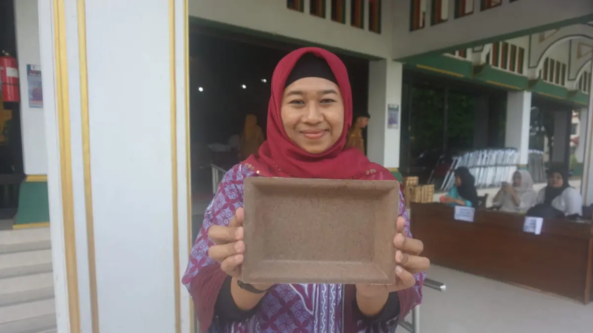 Dosen Fakultas Teknologi Pertanian (FTP) Universitas Gadjah mada (UGM) Yogyakarta asal Klaten tunjukkan inovasi produk &nbsp;arenovom. (Angga Purenda/Radar Solo)
