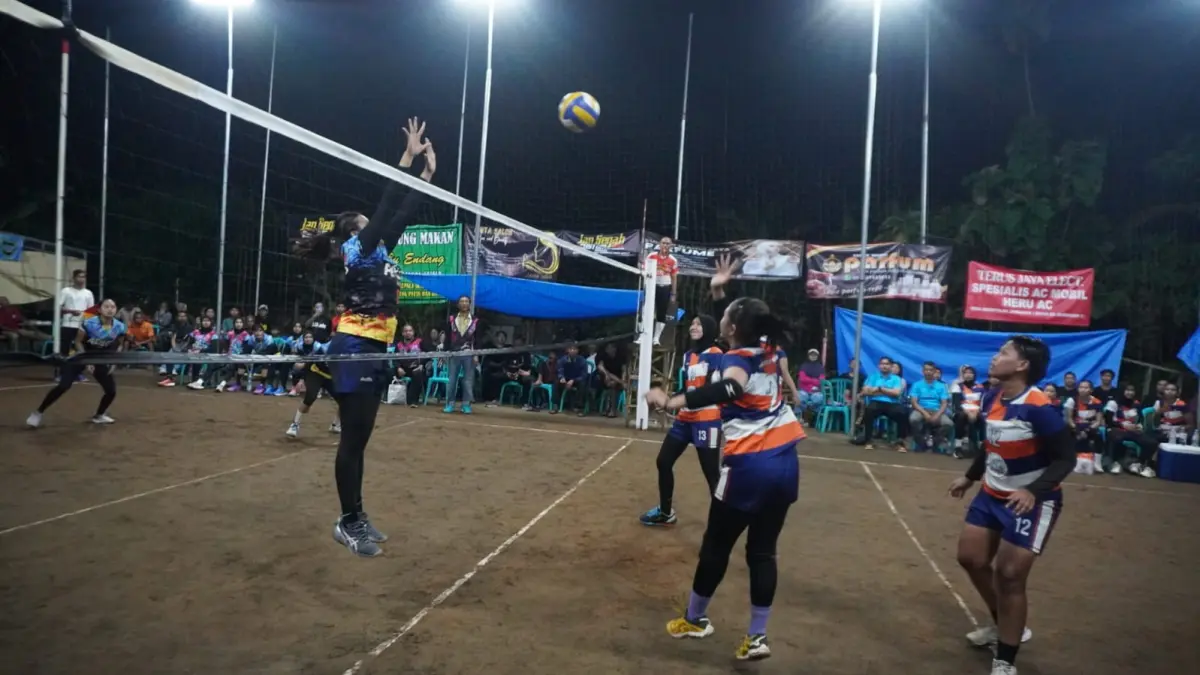 Final turnamen voli putri Brojodento Cup III di Desa Jambanan, Kecamatan Sidoharjo, Sragen, Senin malam (27/4/2026). (Ahmad Khairudin/Radar Solo)