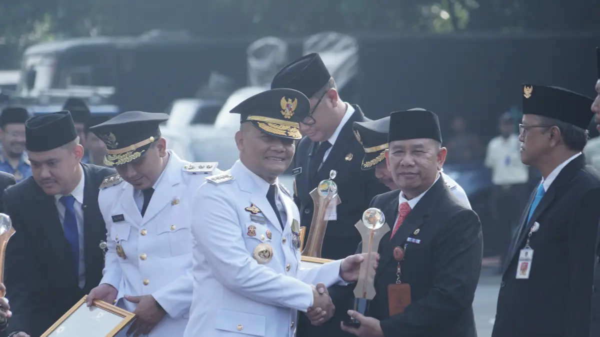 Gubernur menyerahkan penghargaan kepada Sekda Wonogiri mewakili Bupati Senin (27/4/2026). (Dok. Prokopim Setda Wonogiri)