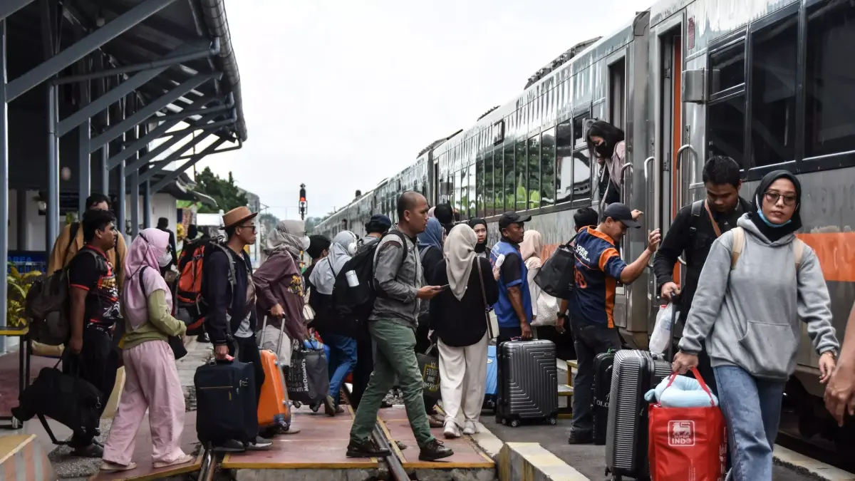 Ilustrasi. KAI membatalkan 13 perjalanan KA pada 28 April 2026 akibat insiden Bekasi Timur. Simak daftar kereta terdampak, loket refund, dan syarat pengembalian tiket. (KAI Daop 2 via ANTARA)