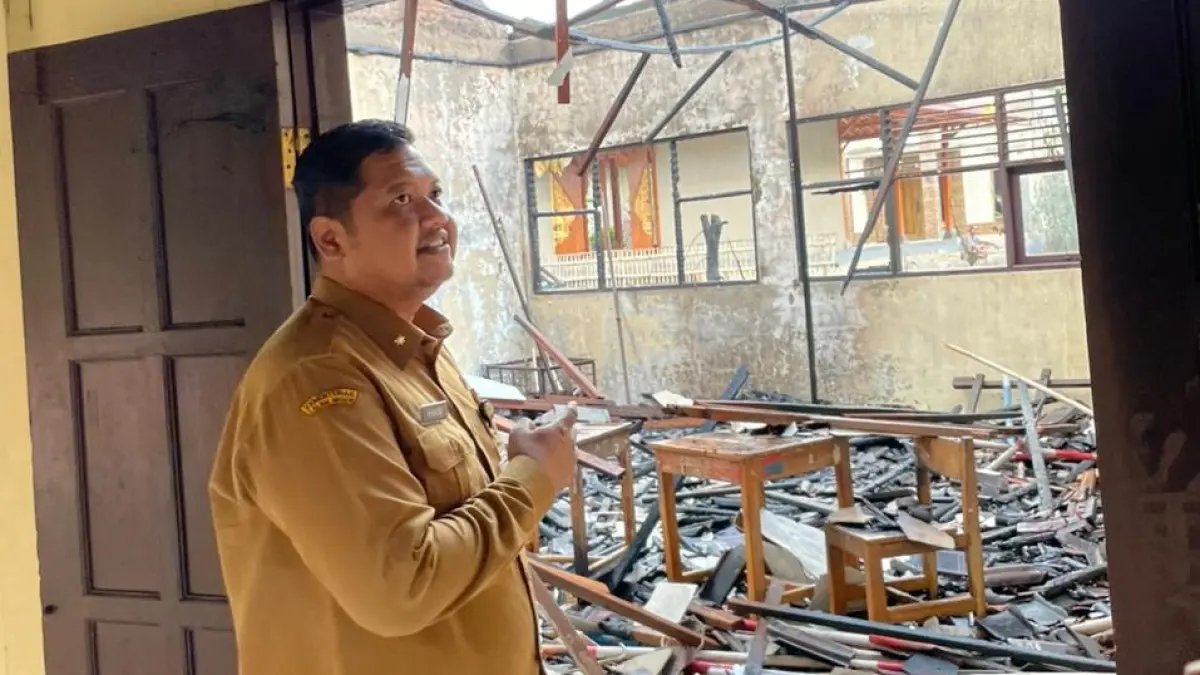 Kepala Dinas Pendidikan dan Kebudayaan (Disdikbud) Sukoharjo Havid Danang Purnomo Widodo mengecek gudang SMPN 3 Tawangsari yang terbakar, Selasa sore (28/4). (Iwan Kawul/Radar Solo)