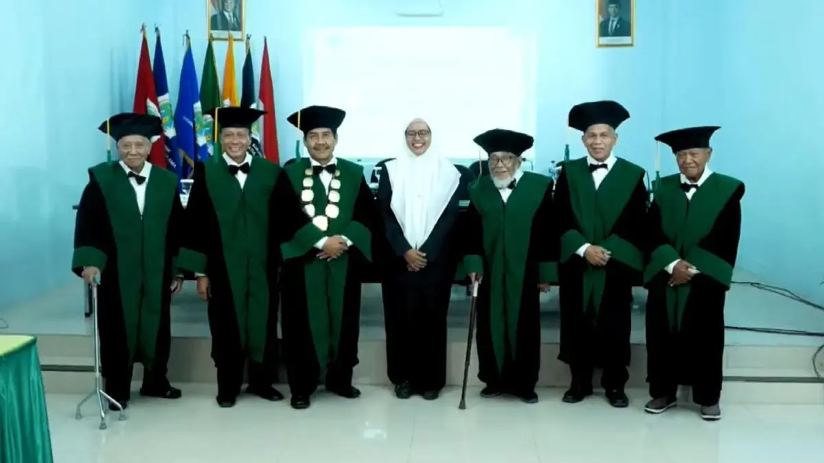 LEGA: Ummu Habibah mengikuti ujian terbuka promosi doktor Program Studi Pendidikan Agama Islam Universitas Nahdlatul Ulama (UNU) Surakarta. (ALFIDA NURCHOLISAH/RADAR SOLO)
