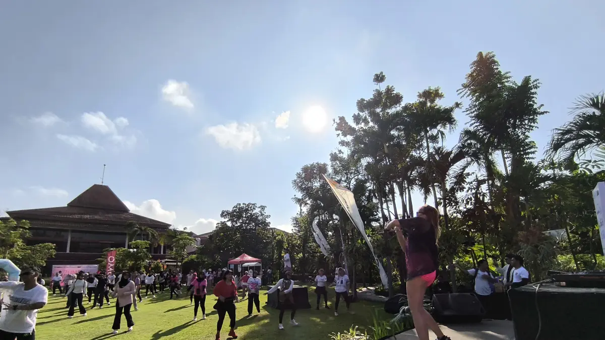 Lorin Solo Hotel menggelar Zumba Party Garden di Central Garden, Minggu (26/4/2026).&nbsp;(HERNINDYA JALU/RADAR SOLO) 