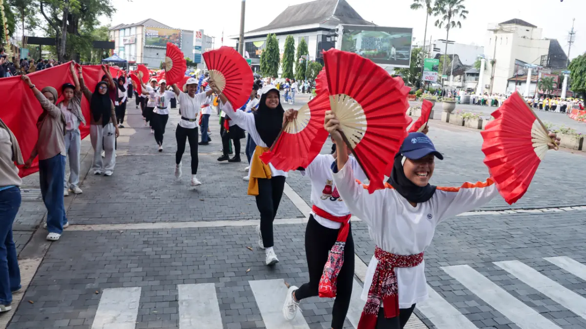 Para peserta Solo Menari 2026 di kawasan depan Balai Kota Solo, Selasa (28/4/2026). (M IHSAN/RADAR SOLO)
