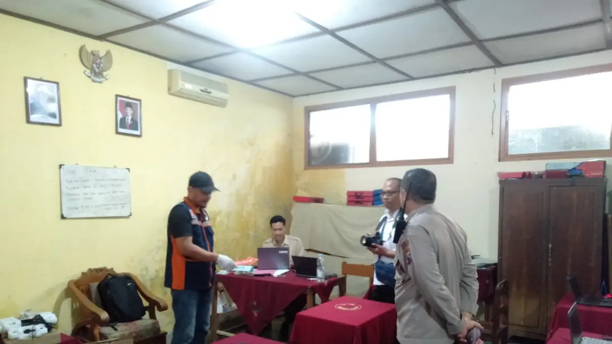 Polisi olah TKP pencurian chromebook di SDN 1 Sine, Sragen, Kamis (23/4/2026). (Ahmad Khairudin/Radar Solo) 