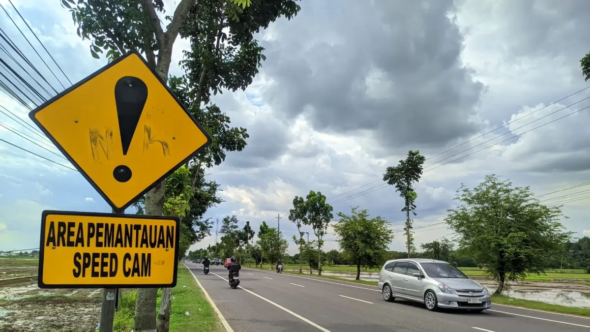 Rambu yang menunjukkan area pemasangan ETLE speed camera di wilayah Kelurahan Kaliancar Kecamatan Selogiri, foto diambil Senin (27/4/2026).