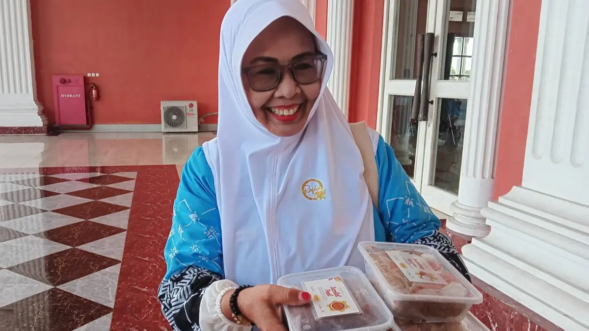 Salah satu jamaah calon haji asal Klaten tunjukkan bekal lauk dari pemkab untuk dibawa ke Tanah Suci. (Angga Purenda/Radar Solo)