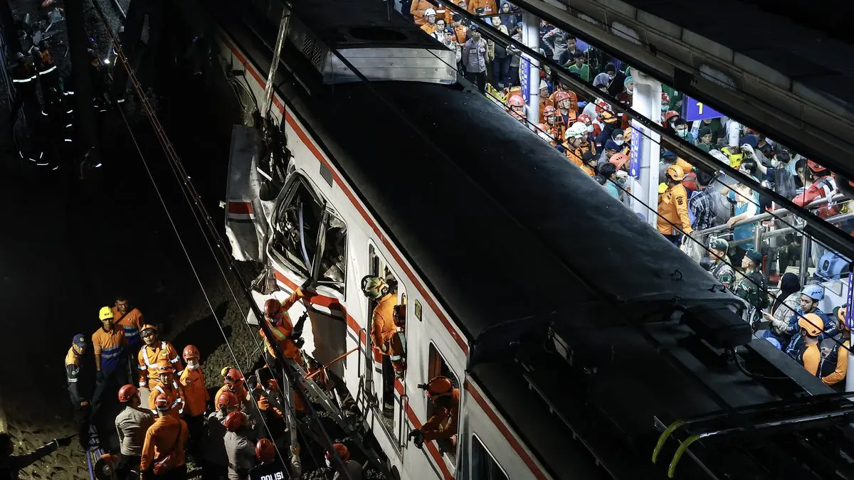 Petugas berupaya mengevakuasi penumpang yang masih terjebak dalam gerbong KRL Commuterline yang bertabrakan dengan KA Argo Bromo Anggrek relasi Gambir-Surabaya Pasar Turi di Stasiun Bekasi Timur, Bekasi, Jawa Barat, Selasa (28/4/2026). (ANTARA FOTO/Dhemas Reviyanto)