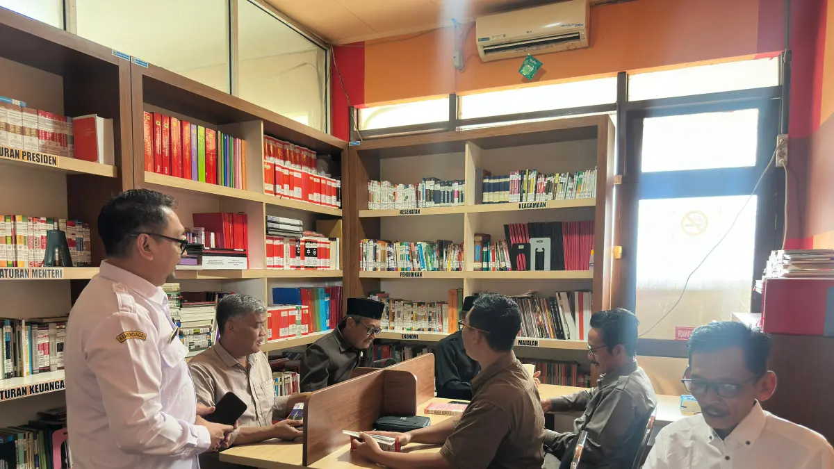  Anggota Komisi I DPRD Wonogiri membaca buku-buku di perpustakaan DPRD Wonogiri sebelum mengikuti rapat. (ISTIMEWA)