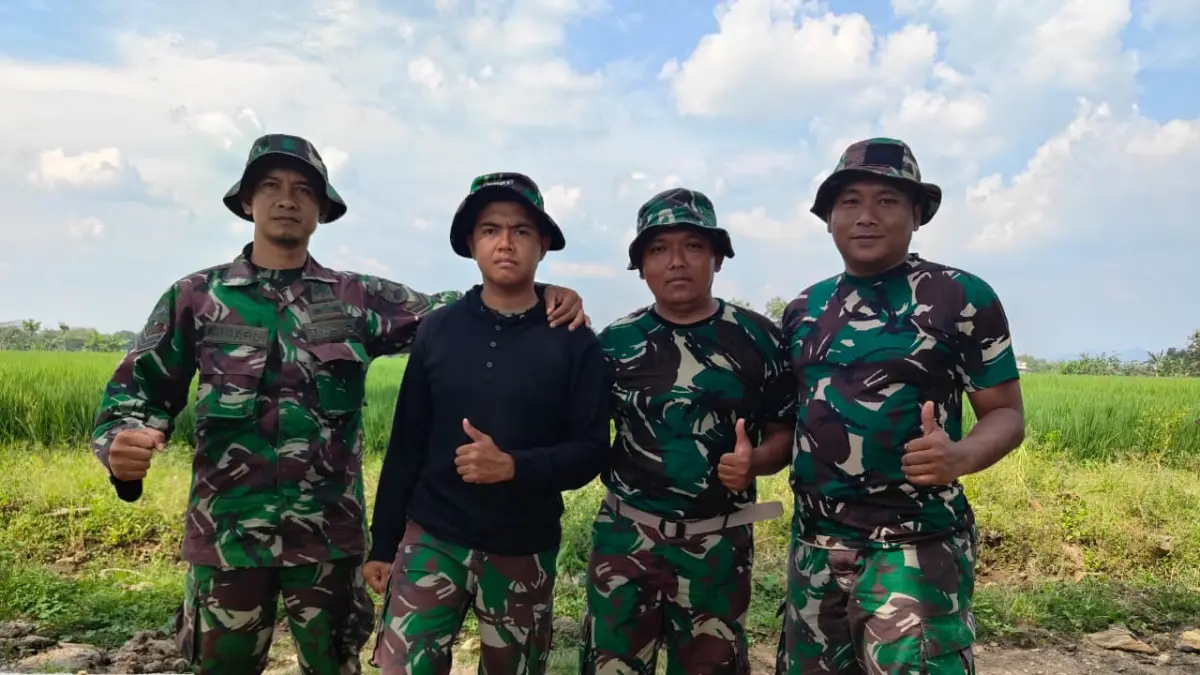 Anggota Yonkav 2/Turangga Ceta Ambarawa bantu TMMD di Desa Puro, Karangmalang, Sragen. (Ahmad Khairudin/Radar Solo)