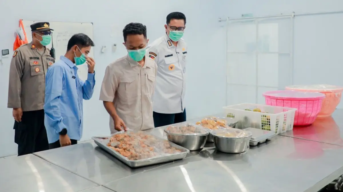 Bupati Klaten Hamenang Wajar Ismoyo saat melakukan sidak di SPPG Sorogaten, Kecamatan Tulung, Klaten. (Dokumentasi Bagian Prokopim Setda Klaten)