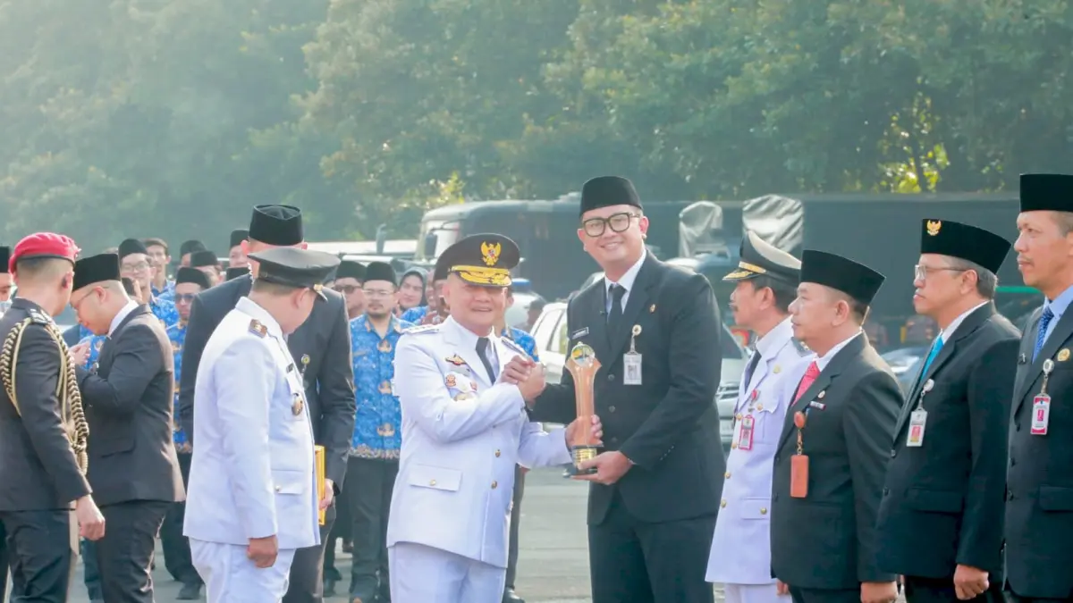 Bupati Klaten Hamenang Wajar Ismoyo saat menerima penghargaan dari Gubernur Jawa Tengah Ahmad Luthfi dalam Hari Otonomi Daerah ke-30 tingkat Provinsi Jawa Tengah. (Dokumentasi Bagian Prokopim Setda Klaten)
