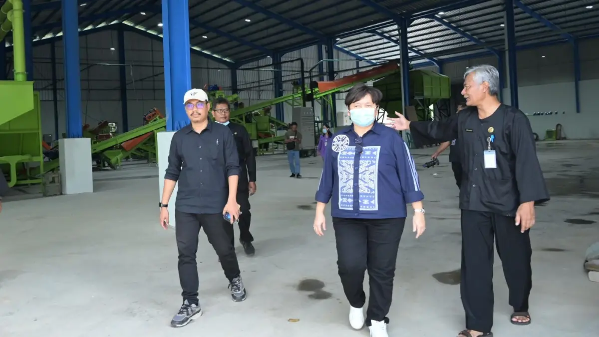 Kementerian Lingkungan Hidup saat melakukan kunjungan ke sejumlah tempat pengelolaan sampah di Karanganyar. (Rudi Hartono/Radar Solo)