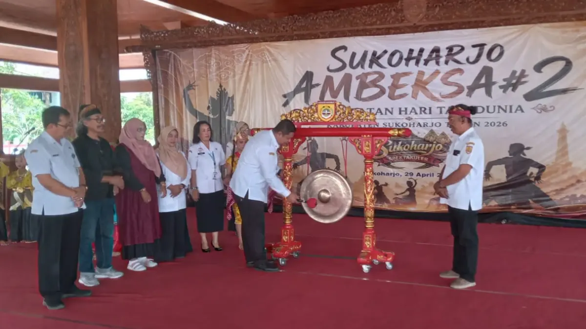 Kepala Disdikbud Sukoharjo Havid Danang Purnomo Widodo pukul gong, tandai pembukaan Hari Tari Sedunia, Rabu (29/4). (Iwan Kawul/Radar Solo) 