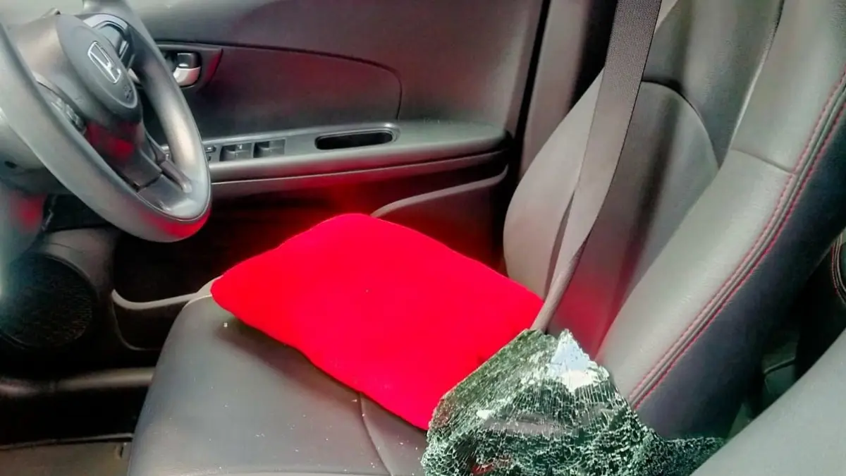 Kondisi mobil Honda Brio milik pegawai ATR/BPN Sukoharjo yang dibobol maling dengan modus pecah kaca, Rabu (29/4). (Iwan Kawul/Radar Solo).