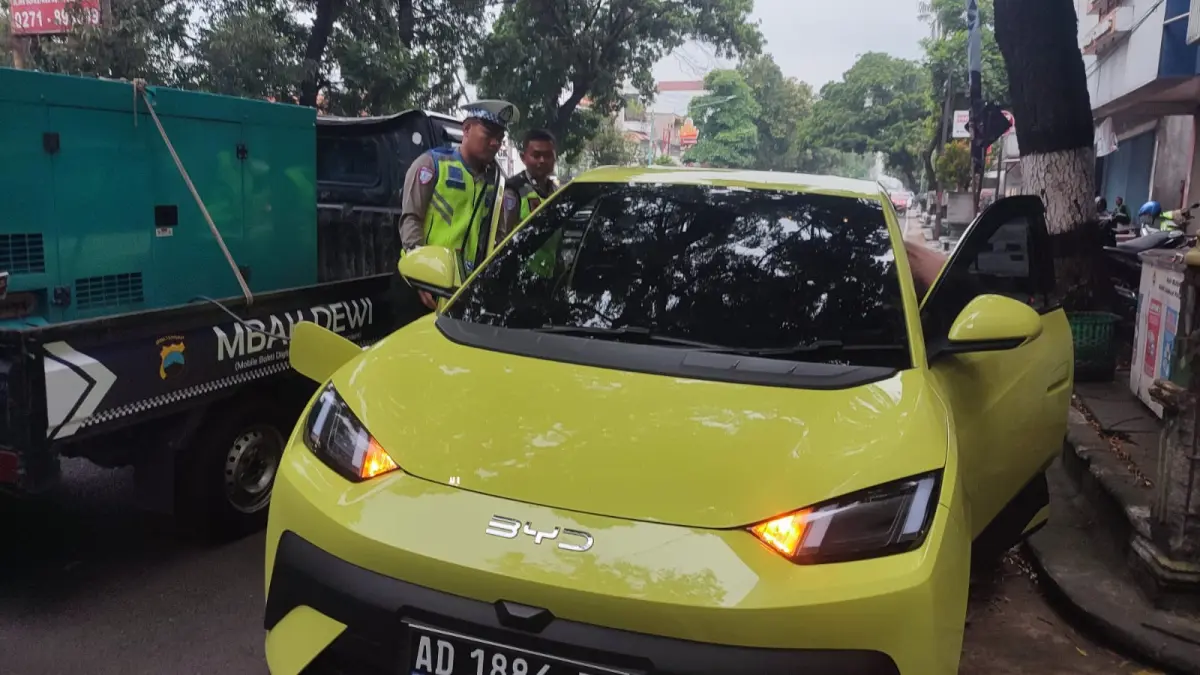Layanan charger gratis mobil listrik yang dilakukan Satlantas Polres Sragen selama arus mudik 2026 lalu. (Ahmad Khairudin/Radar Solo)
