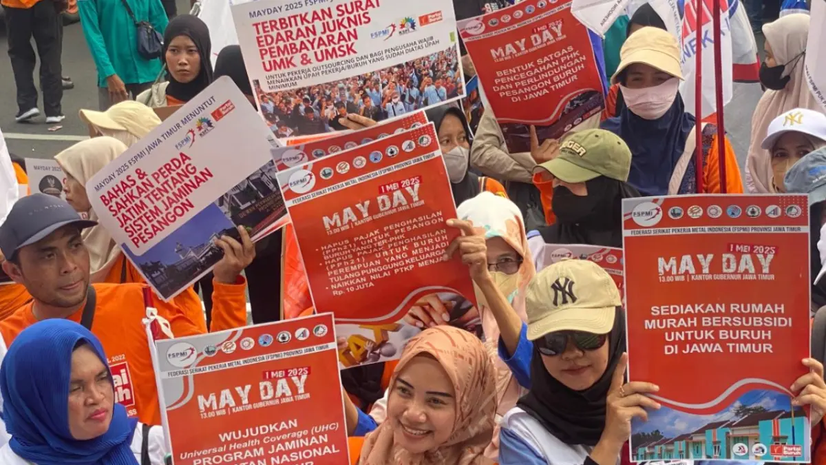Poster berisi tuntutan dibawa oleh buruh pada peringatan May Day 2025. (Juliana Christy/JawaPos.com)

