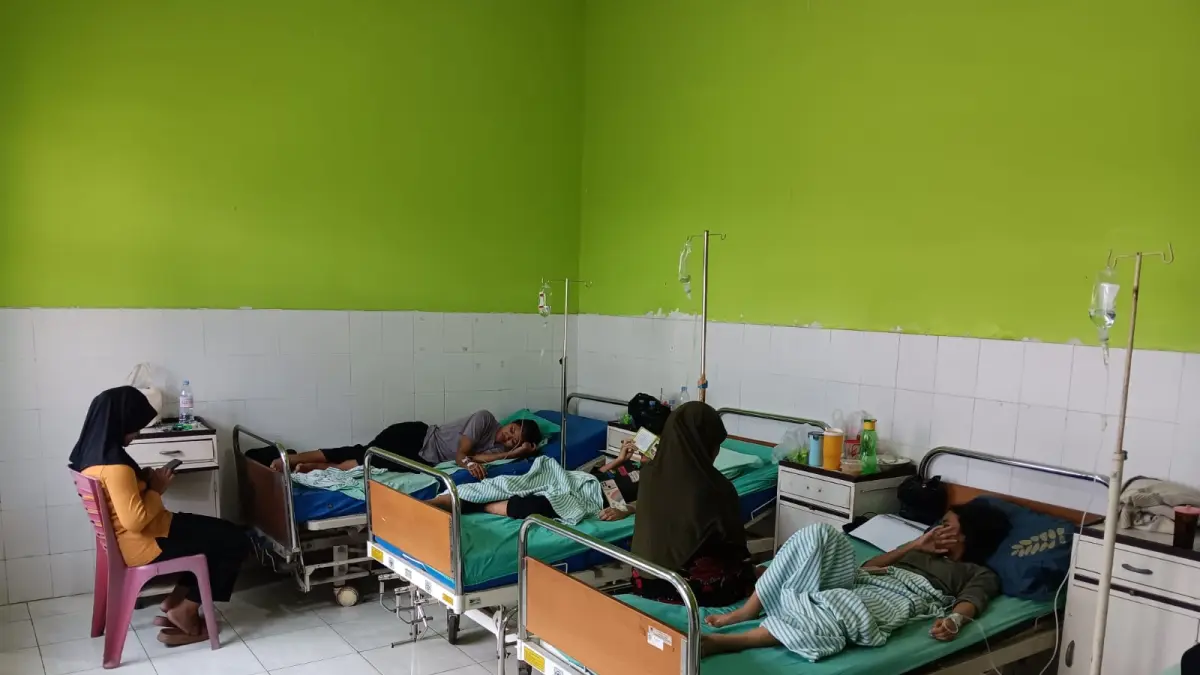 Sejumlah murid SMPN 1 Tulung Klaten menjalani rawat inap di Puskesmas Majegan karena diduga keracunan usai santap menu MBG, Rabu (29/4/2026). (Angga Purenda/Radar Solo)