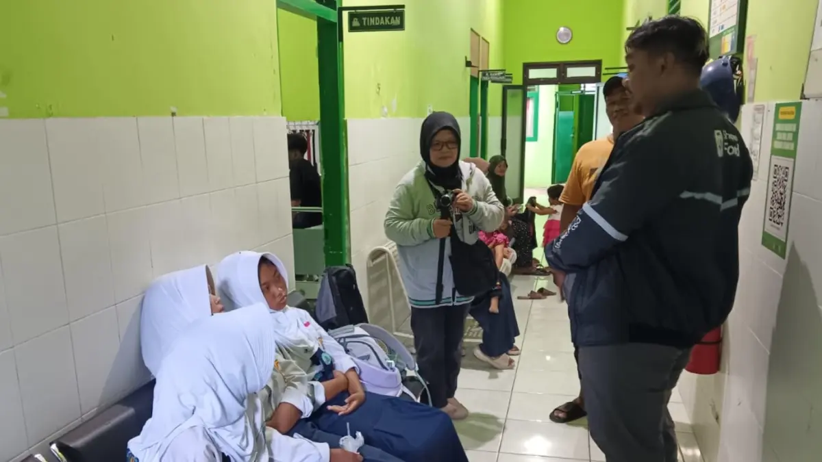 Siswi SMPN 1 Tulung mengantre di Puskesmas Majegan untuk menjalani pemeriksaan kesehatan setelah mengalami gejala keracunan diduga karena santap menu MBG, Rabu (29/4/2026). (Angga Purenda/Radar Solo)