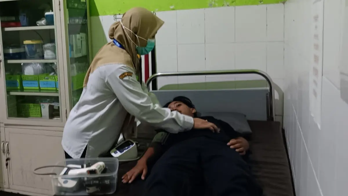  Siswi SMPN 1 Tulung yang mengalami gejala keracunan mendapat perawatan medis di Puskesmas Majegan Tulung, Rabu (29/4/2026). (ANGGA PURENDA/RADAR SOLO)