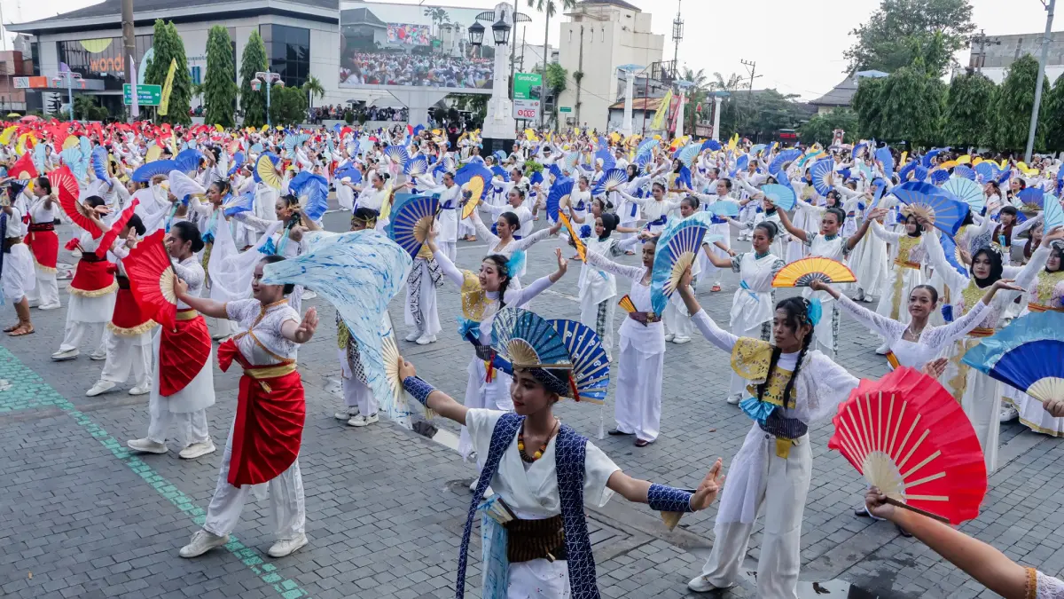 Tari massal pecahkan Rekor MURI di depan Balai Kota Solo dalam rangka Hari Tani Dunia, Rabu (29/4/2026). (M Ihsan/Radar Solo)