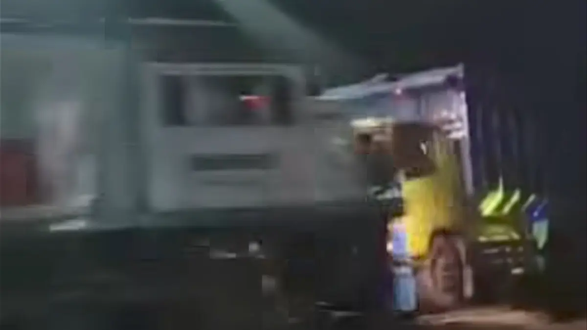 Truk fuso tertemper kereta api di perlintasan Imam Bonjol Sananwetan Kota Blitar, Selasa malam. Video kejadian viral, korban masih didata.(SS FB FADLI)