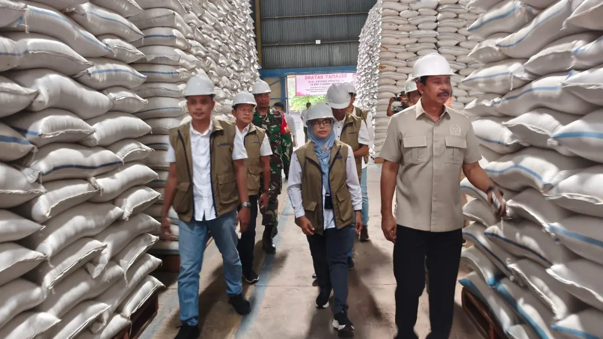 Anggota DPR RI Sriyanto Saputro mengecek gudang Bulog Dukungan, Sragen, Kamis (30/4/2026). (Ahmad Khairudin/Radar Solo)
