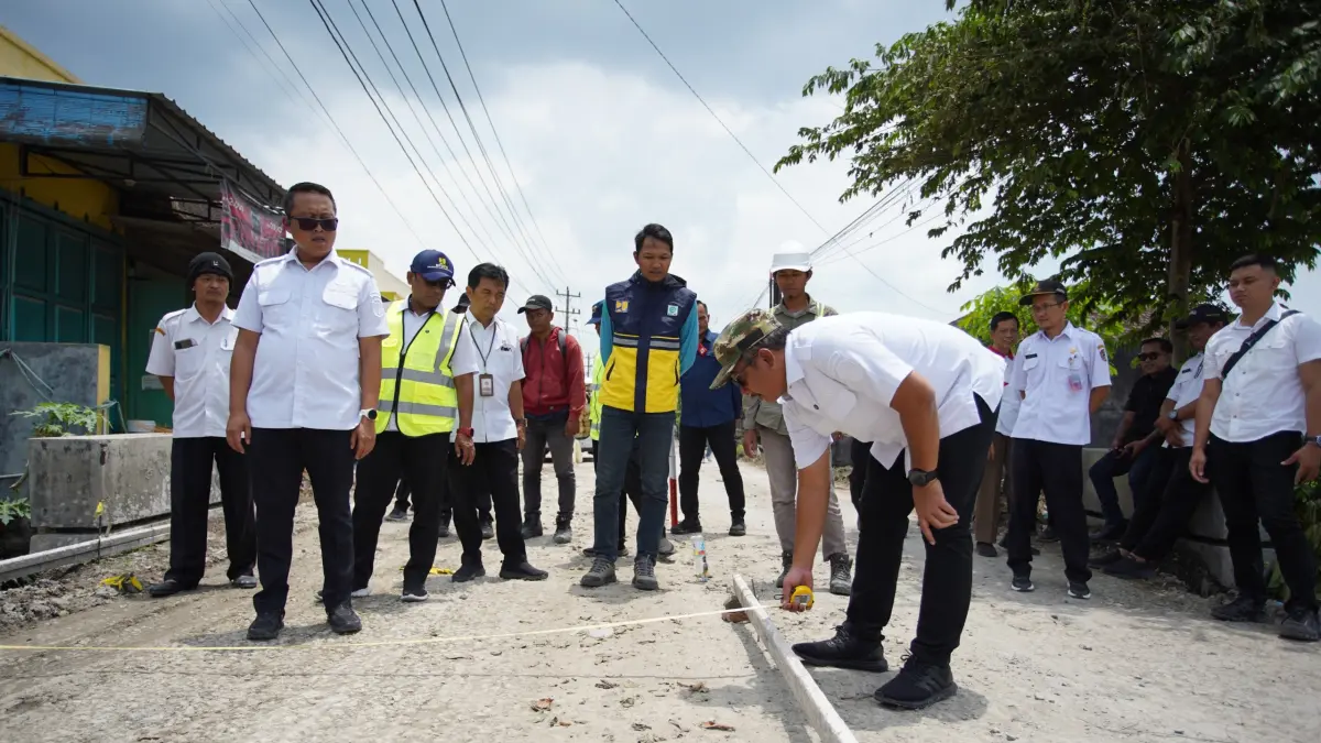 Bupati Karanganyar Rober Christanto saat meninjau proyek perbaikan jalan di Jaten. (Rudi Hartono/Radar Solo)