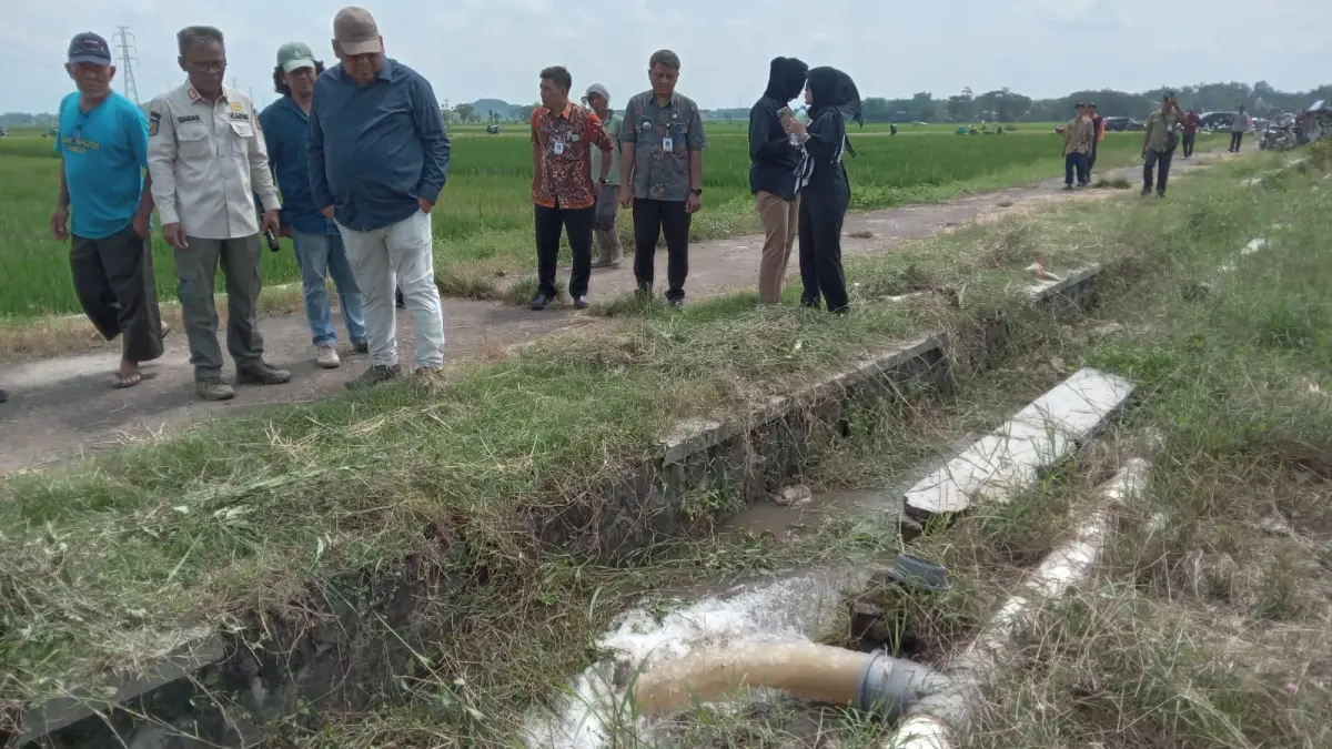 Dirjen PSP Kementan RI Andi Nur Alam Syah dan Kepala Distankan Sukoharjo Bagas Windaryatno mengecek operasional pompa air di Kecamatan Bulu, Kamis (30/4). (IWAN KAWUL/RADAR SOLO)
