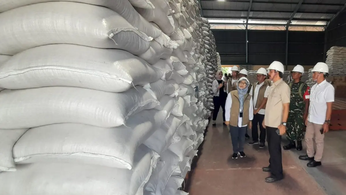 Pimpinan Wilayah Bulog Jawa Tengah Sri Muniati bersama Anggota Komisi IV DPR RI Sriyanto Saputro meninjau gudang beras Triyagan, Kamis (30/4/2026). (Rudi Hartono/Radar Solo)