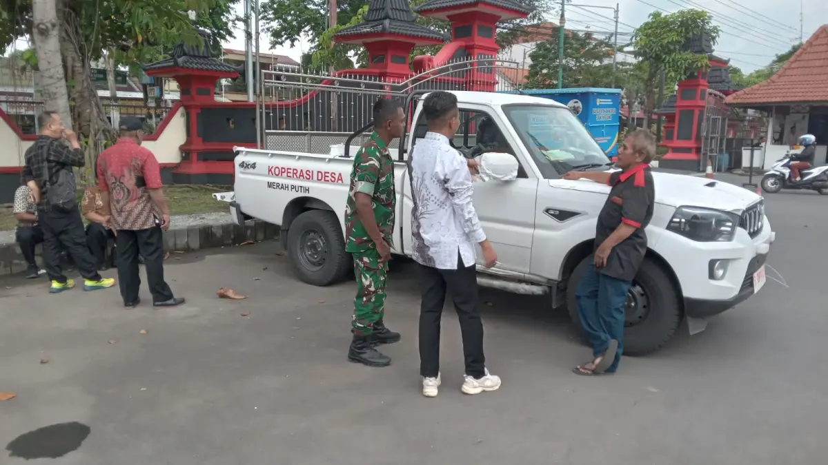 Satu unit pikap untuk operasional KDMP tiba di Pendapa Graha Satya Praja (GSP) Sukoharjo, Kamis (30/4). (Iwan Kawul/Radar Solo)