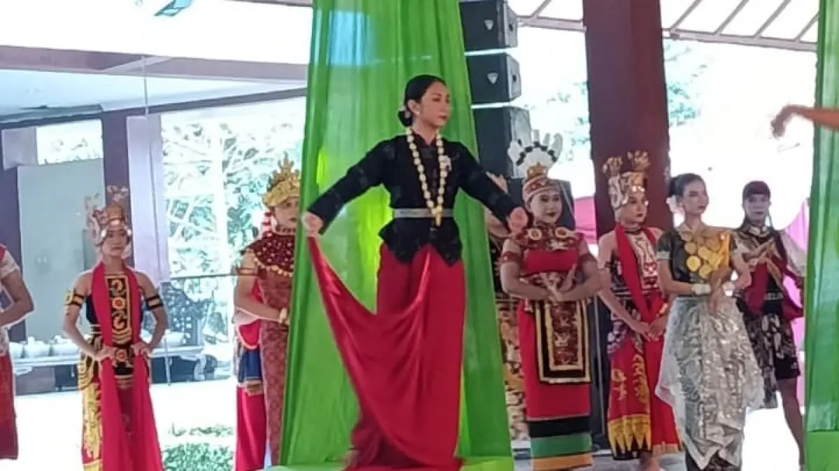 Sekar Tri Kusuma membawakan tari pada Hari Tari Dunia di ISI Solo.