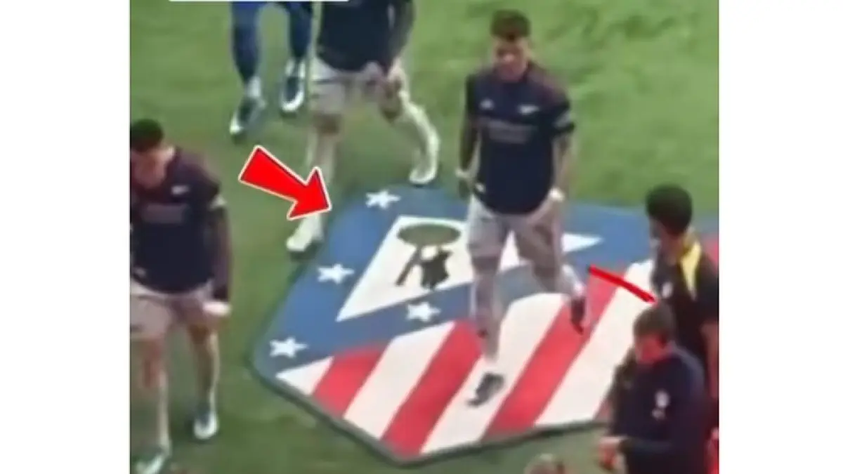 Tangkapan layar pemain Arsenal Ben White menginjak logo Atletico Madrid di semi final Liga Champions 2026, Kamis (30/4/2026). (Meninblazer)