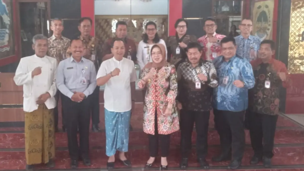 Wali Kota Solo Respati Ardi silaturahmi ke Bupati Sukoharjo Etik Suryani, Kamis (30/4). (IWAN KAWUL/RADAR SOLO) 