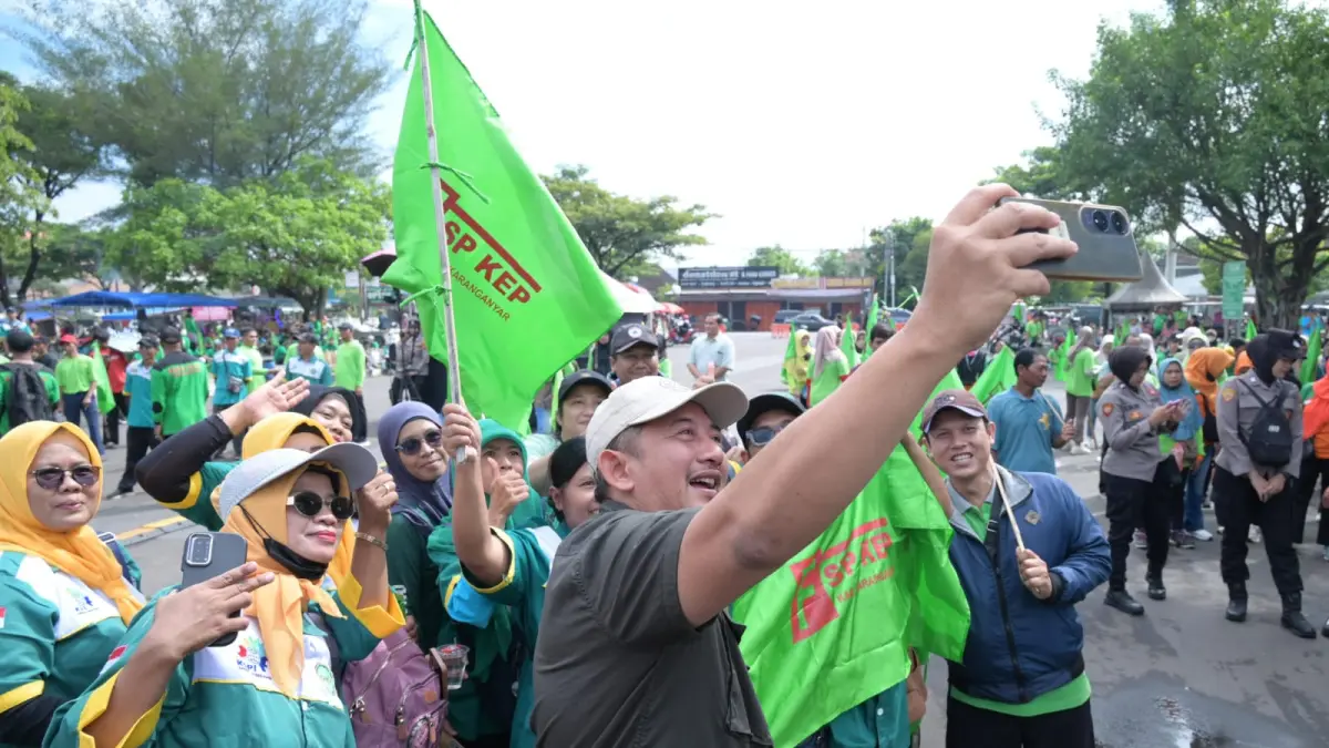 Bupati Karanganyar Rober Christanto di tengah-tengah serikat pekerja yang menggelar aksi damai peringatan May Day, Jumat (1/5/2026). (Rudi Hartono/Radar Solo)
