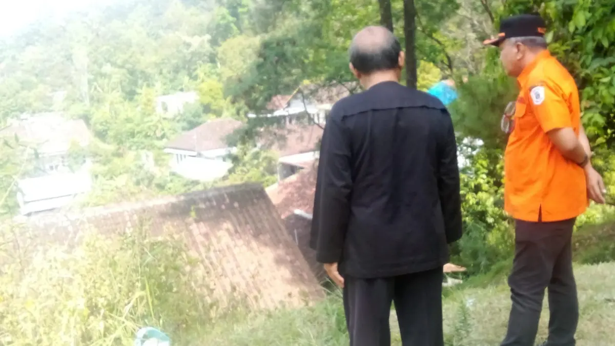 Early warning system (EWS) tanah longsor dipasang di atas SMPN 1 Jenawi, Karanganyar. (Rudi Hartono/Radar Solo)