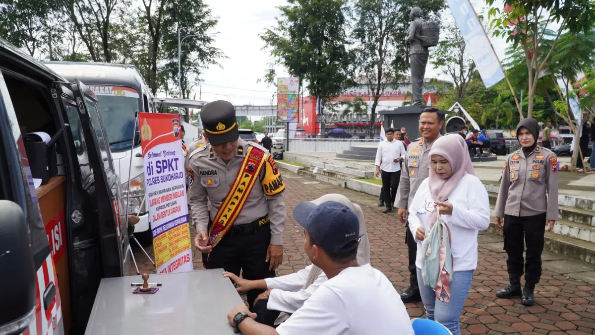 Layanan kesehata gratis dari Polres Sukoharjo di sela peringatan May Day atau Hari Buruh Sedunia di Taman Budaya Suryani, Jumat (1/5). (Iwan Kawul/Radar Solo)