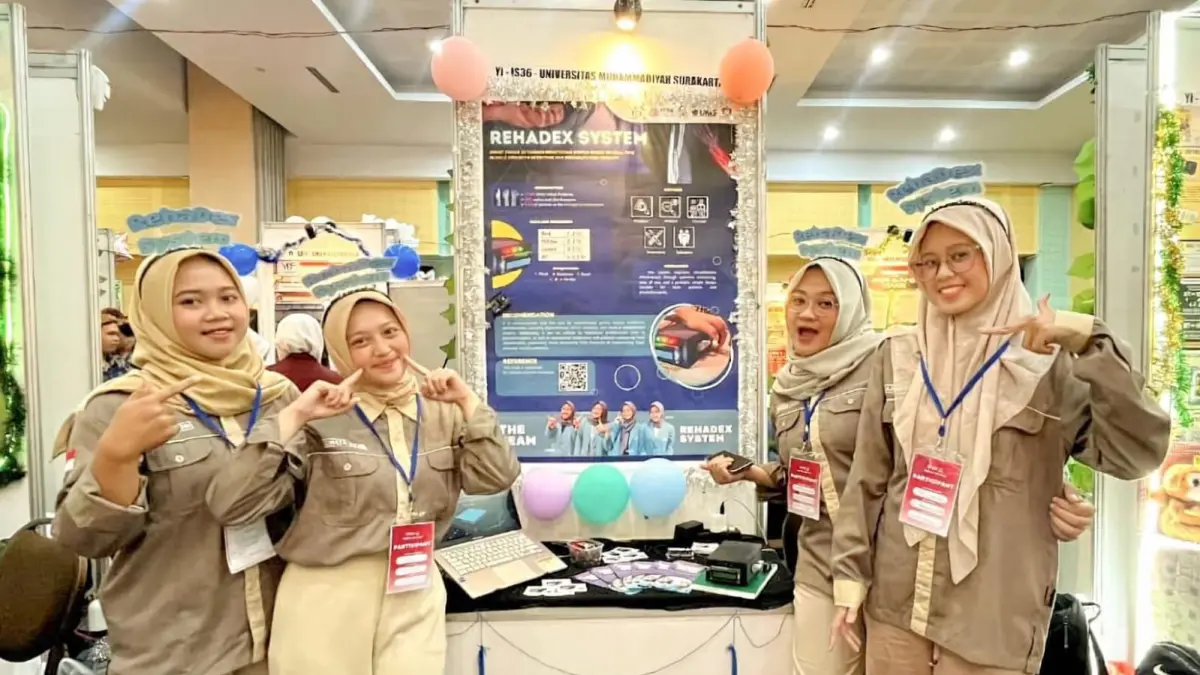 Mahasiswa UMS bersama prototipe RehaDex System yang meraih medali perak ajang International Science Fair yang digelar di UIN Sunan Kalijaga Jogja, belum lama ini. (DOK. PRIBADI)