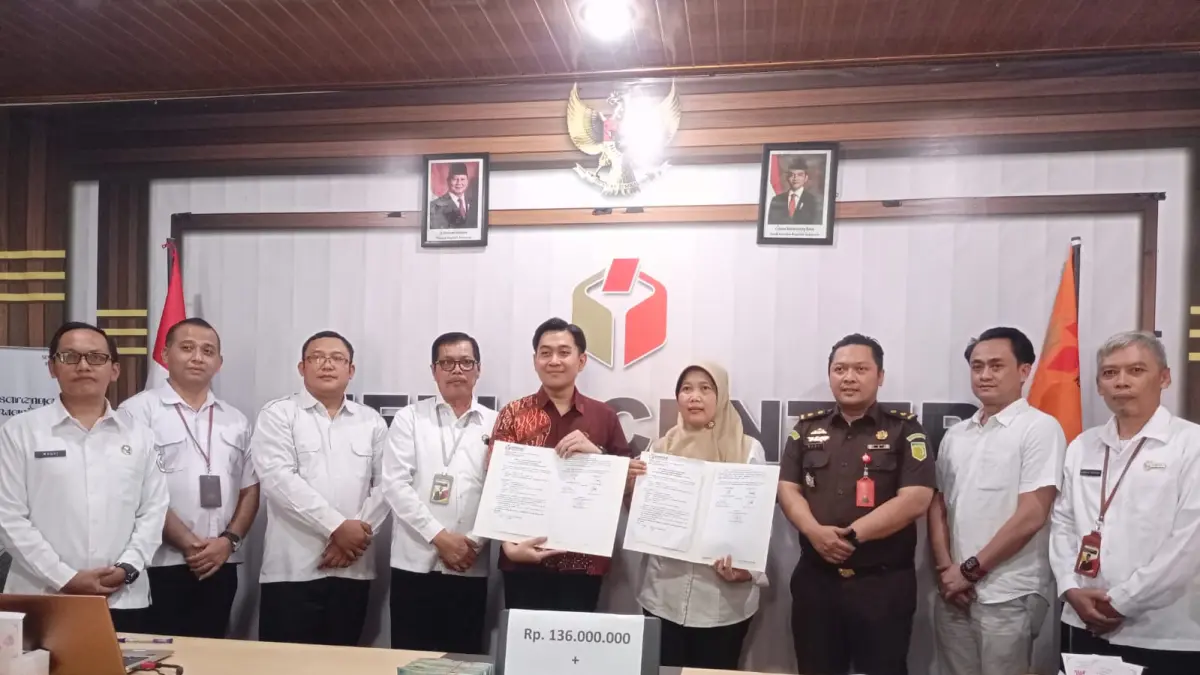 Penyerahan aset berupa uang tunai senilai ratusan juta rupiah kepada negara pada Rabu (29/4/2026) oleh komisioner Bawaslu Wonogiri. (IWAN ADI/RADAR SOLO)
