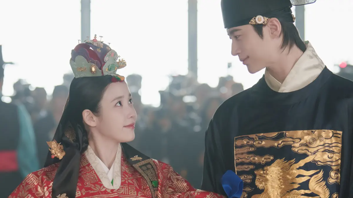 Potongan adegan Seong Hui Ju dan Pangeran Ian dalam Perfect Crown. (Soompi)