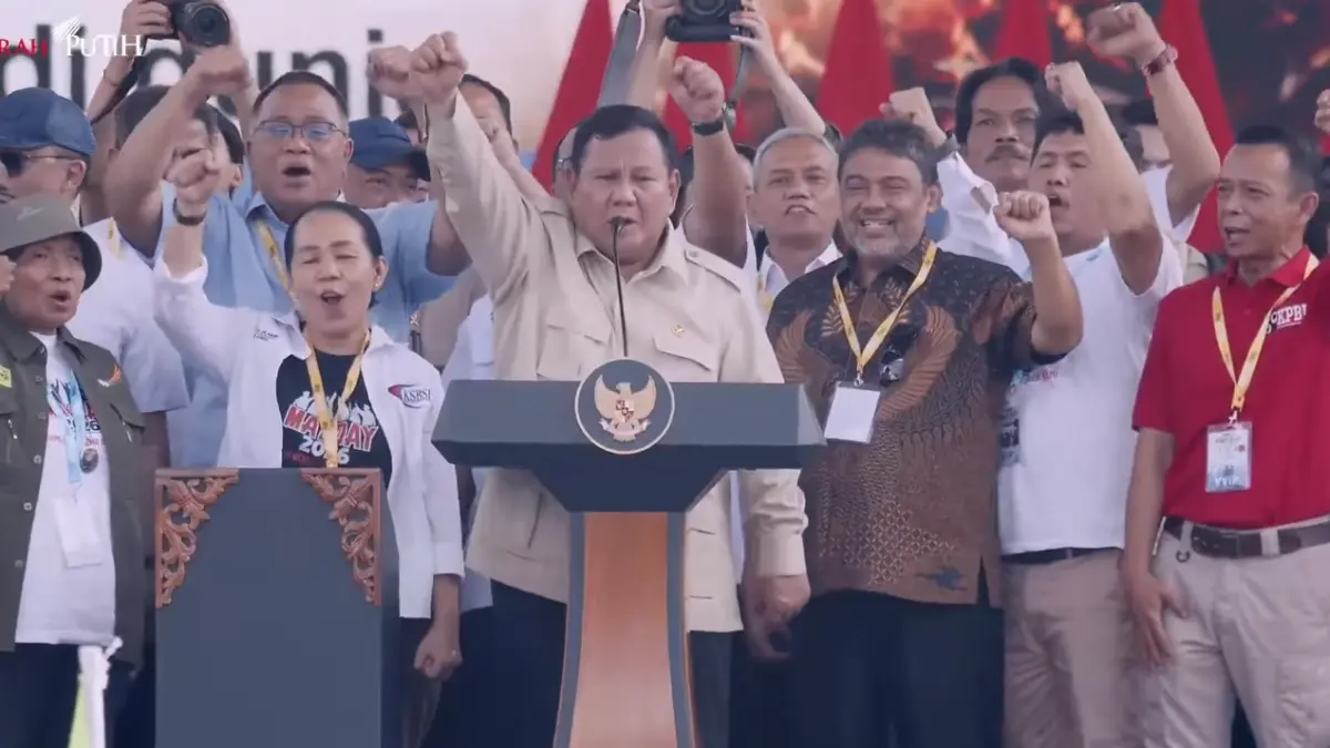 Presiden Prabowo Subianto pekikkan "hidup buruh" pada peringatan Hari Buruh di Monas Jakarta, Jumat (1/5/2026). (TANGKAPAN LAYAR)